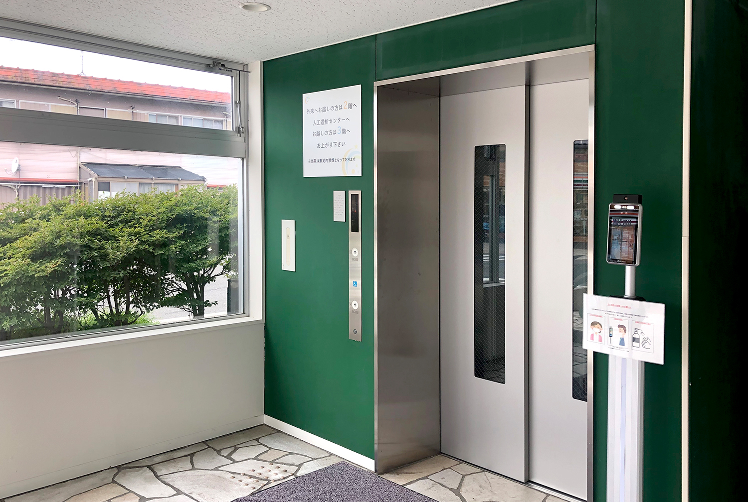 1Fエレベーター前