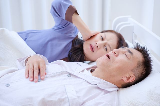 いびきで眠れない女性